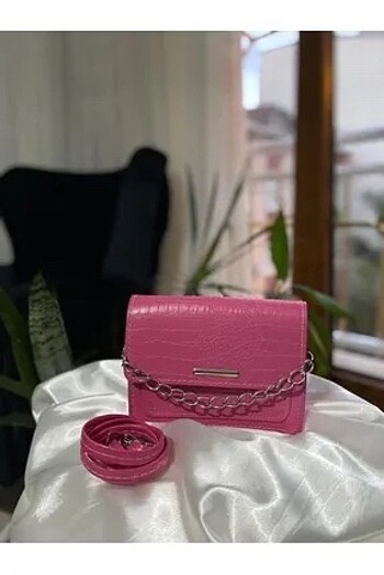 Pembe çanta