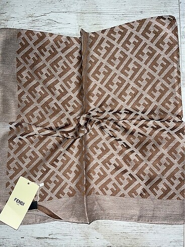 Fendi eşarp