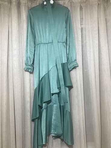 36 beden yeşil parlak dökümlü kumaş elbise