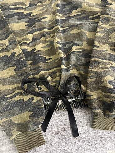 s Beden yeşil Renk Kamuflaj fiyonk modelli sweatshirt zara