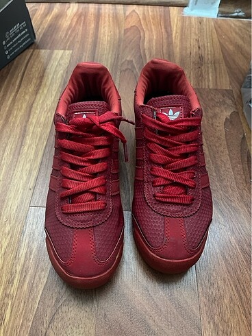 Kırmızı Adidas spor ayakkabı