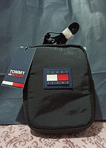  Beden siyah Renk Tommy Hilfiger omuz çantası 