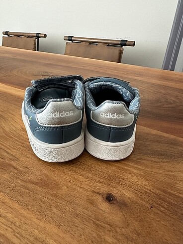 22 Beden Adidas Çocuk Ayakkabısı