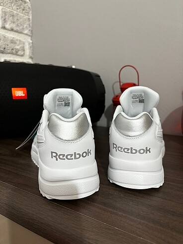 38 Beden beyaz Renk Orjinal bayan Reebook spor ayakkabı sıfır etiketi üstünde 38numa
