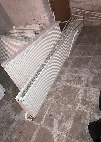 Beyaz ve gri panel radyatörler