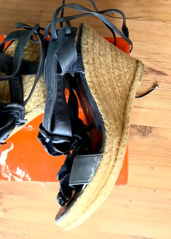 Siyah Kadın Dolgu Topuklu
Sandalet - Görsel 3