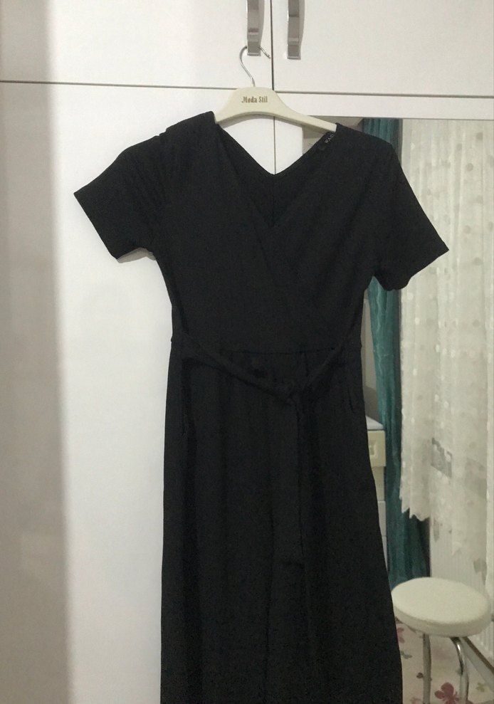 Siyah V Yakalı Kısa Kollu Tulum - Görsel 2