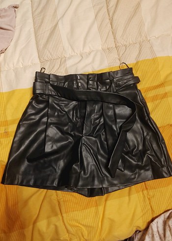 Kadın Siyah Deri Kemerli Mini Şort - Görsel 3