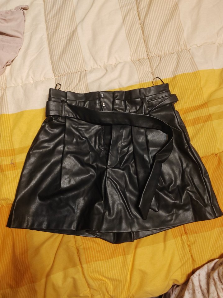Kadın Siyah Deri Kemerli Mini Şort - Görsel 3