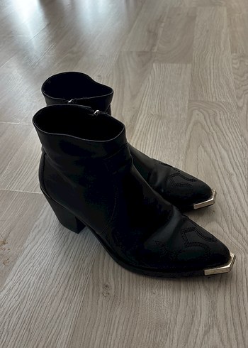 Siyah Deri Gotik Tokalı Topuklu Kadın Bot