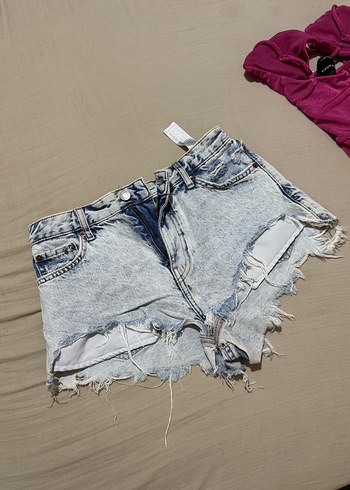 Gri Kemer Detaylı Mini Denim Şort