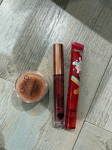 İki gloss ve vücut highlighterı