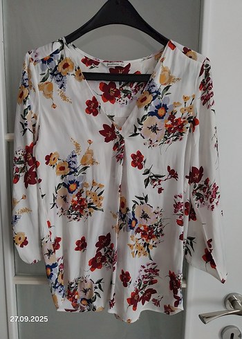Stradivarius Çiçek Desenli Beyaz V Yaka Bluz