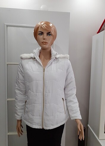 m Beden Beyaz Kapuşonlu Mont