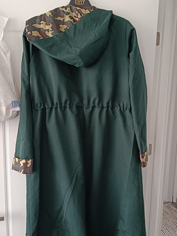 Yeşil Kamuflaj Detaylı Uzun Kadın Yağmurluk - Görsel 4