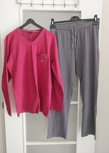 Erkek Gri Pantolon ve Pembe Uzun Kollu Pijama Takımı