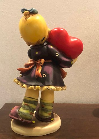 Kırmızı Kalpli Kız Biblo Hummel - Görsel 2