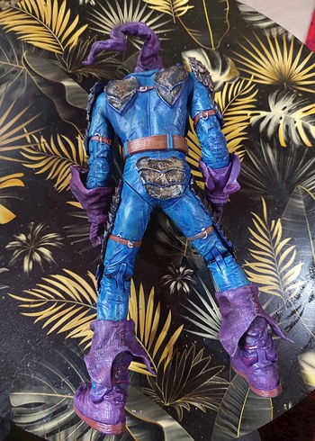 Mor Detaylı Karanlık Temalı Aksiyon Figürü - Görsel 3