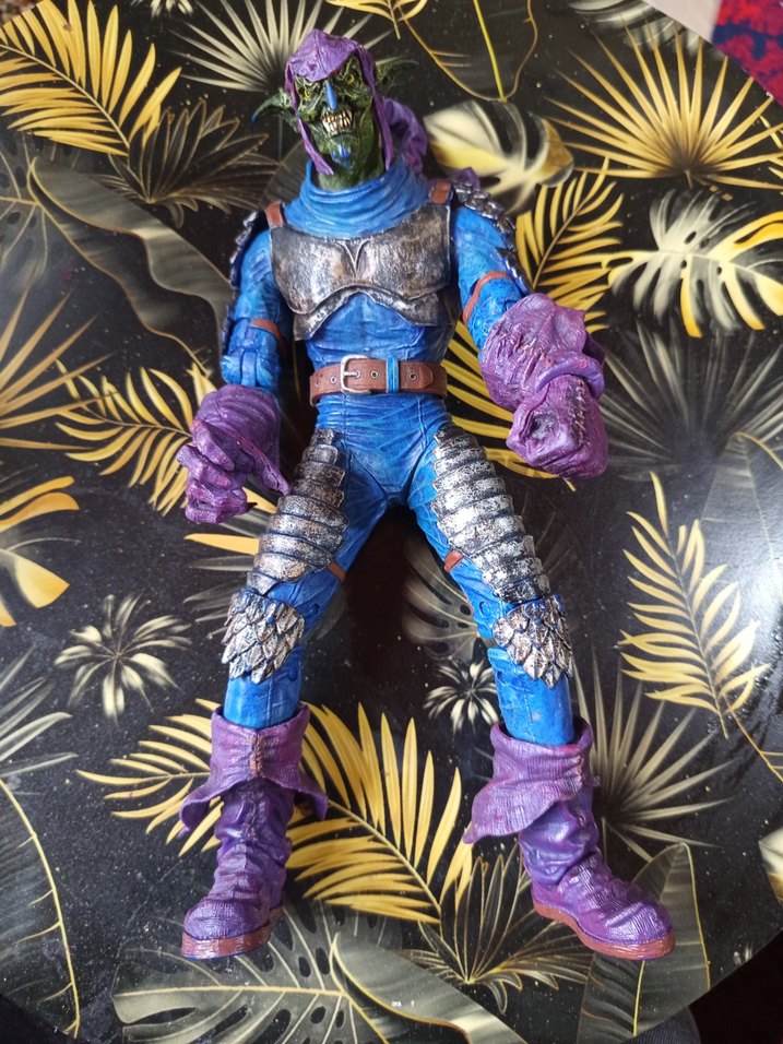 Mor Detaylı Karanlık Temalı Aksiyon Figürü - Görsel 2