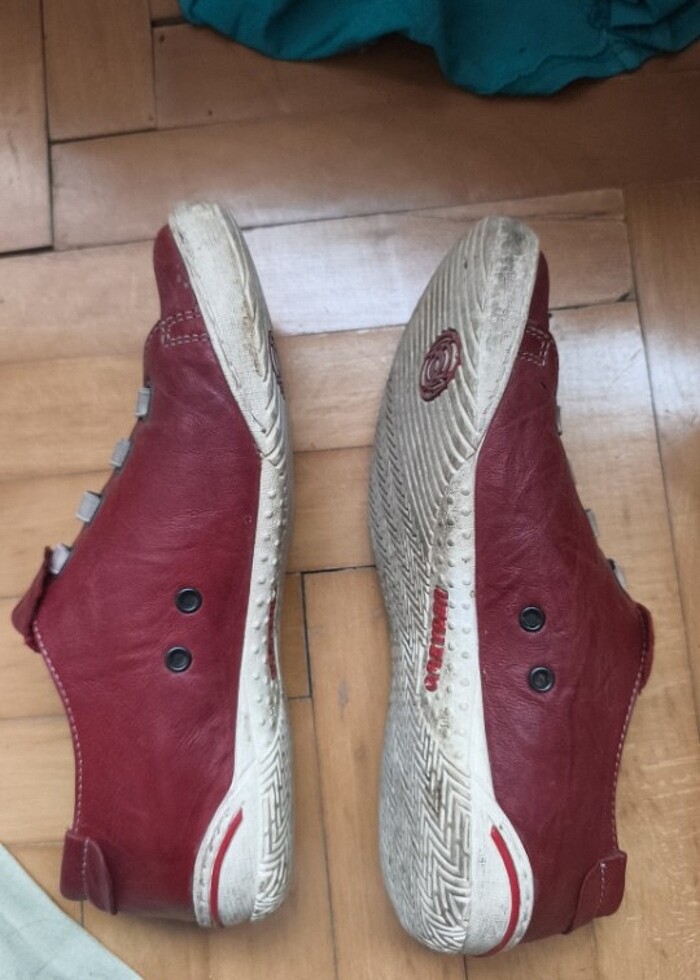 Kırmızı spor ayakkabı - Görsel 3