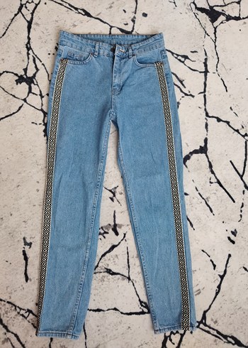 Açık Mavi Nakış Detaylı Mom Jean