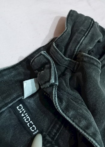 Siyah Düğmeli Kadın Midi Denim Şort - Görsel 2