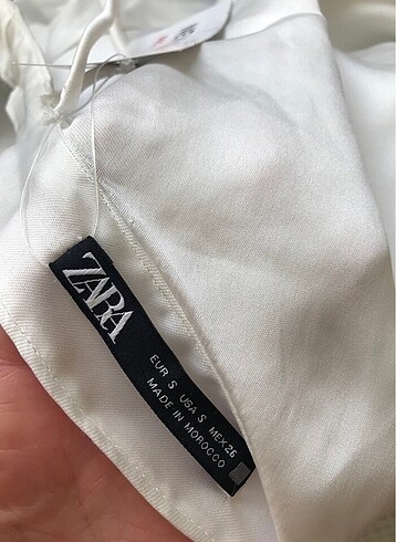 Zara Zara saten beyaz yırtmaçlı askı detaylı elbise