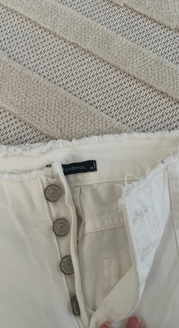 Düğmeli Beyaz Kadın Kot Pantolon - Görsel 3