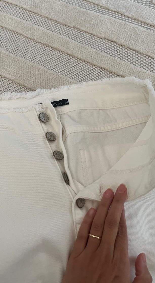 Düğmeli Beyaz Kadın Kot Pantolon - Görsel 2