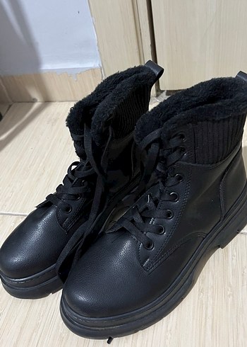 Siyah Kürklü Stiletto Topuklu Kadın Bot