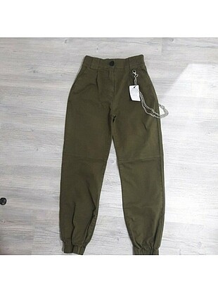 Bershka zincir detaylı haki renk pantolon