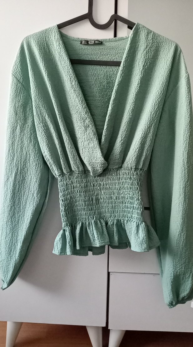 Gri V Yaka Fırfırlı Keten Bluz - Görsel 2