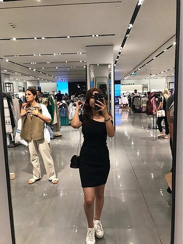 Diğer Bir omuz aşağıda kısa elbise