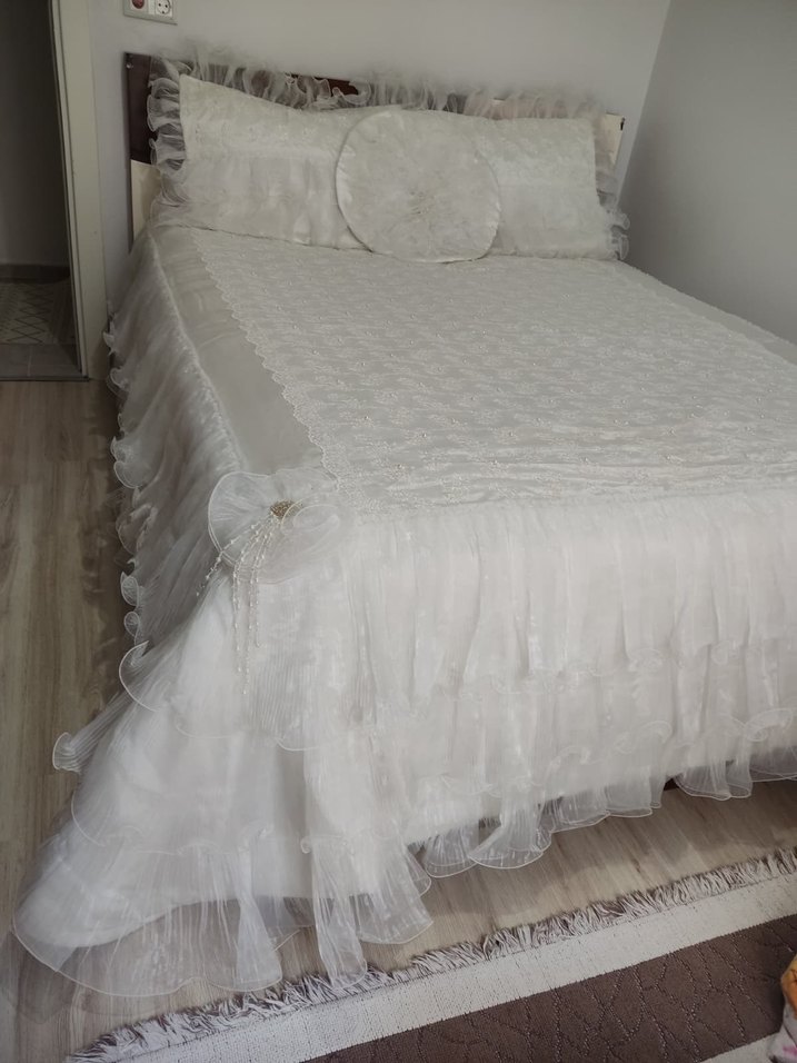 Nakışlı Beyaz Yatak Örtüsü - Görsel 2