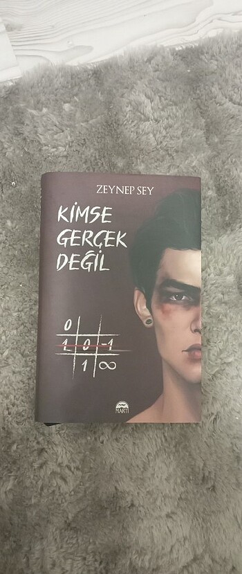 Kimse gerçek degil 