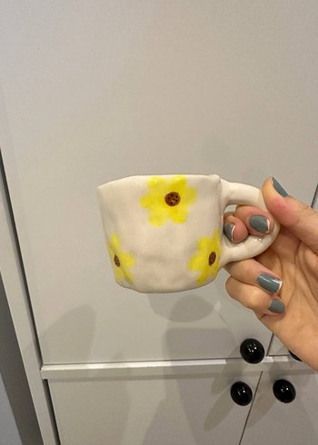 Sarı Çiçek Desenli Seramik Kupa el yapımı - Görsel 3