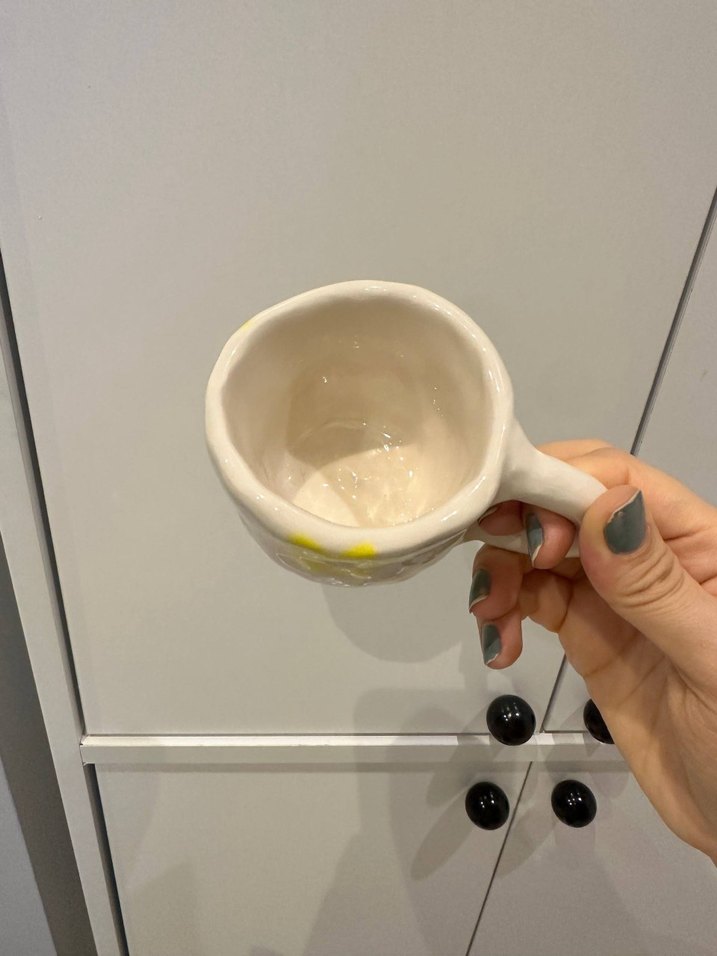 Sarı Çiçek Desenli Seramik Kupa el yapımı - Görsel 2