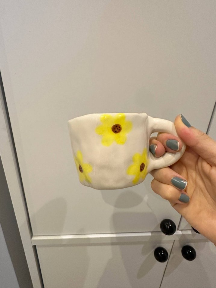 Sarı Çiçek Desenli Seramik Kupa el yapımı - Görsel 3