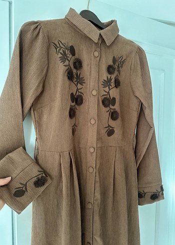 Nakışlı kahverengi düğmeli uzun kadife Elbise - Görsel 2
