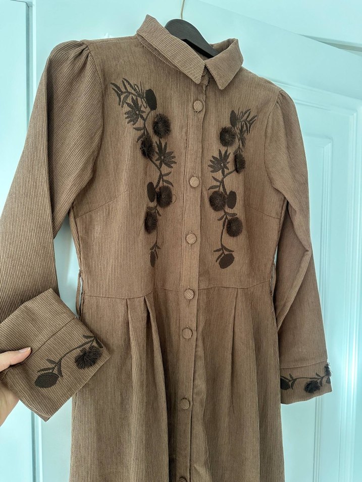 Nakışlı kahverengi düğmeli uzun kadife Elbise - Görsel 2