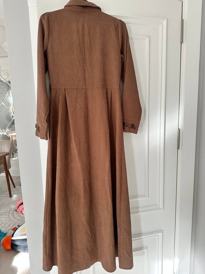 Nakışlı kahverengi düğmeli uzun kadife Elbise - Görsel 4