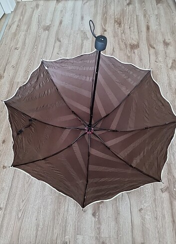 Kahverengi beyaz şemsiye 