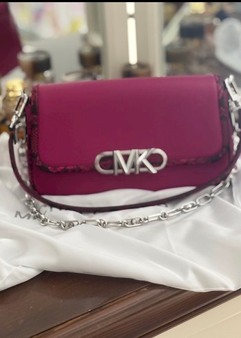 Zincir Detaylı Parlak Pembe Deri Kadın Çanta - Görsel 3