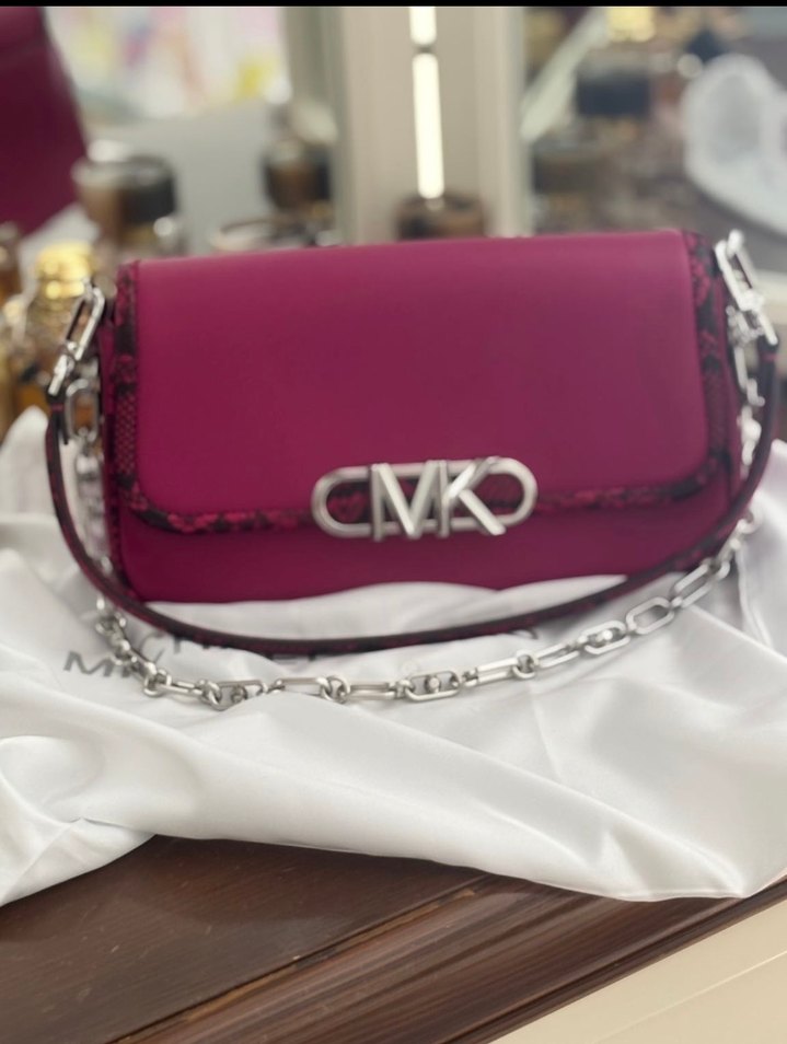 Zincir Detaylı Parlak Pembe Deri Kadın Çanta - Görsel 3