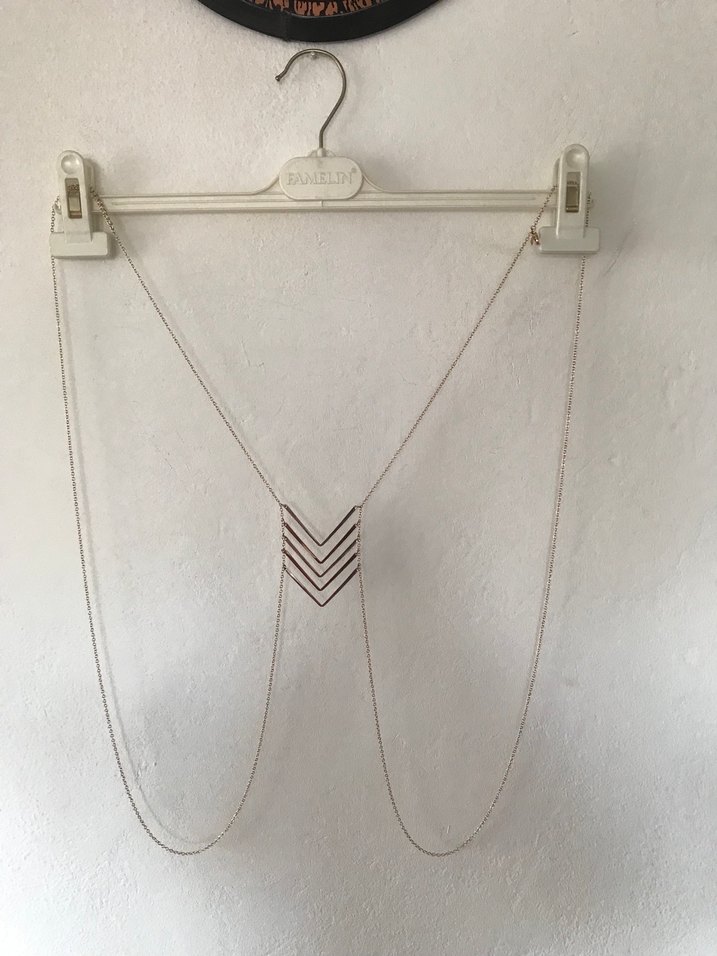 Altın Renk Parlak Kadın Vücut Zinciri - Görsel 3