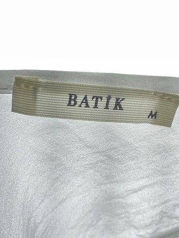 m Beden beyaz Renk Batik Bluz %70 İndirimli.