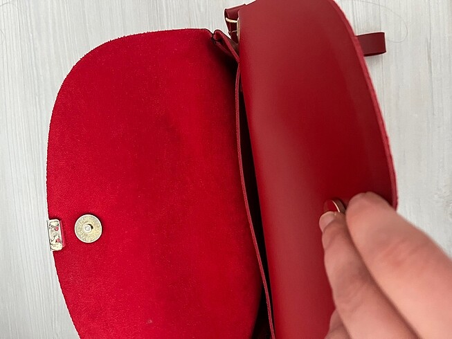 Kırmızı çanta - Görsel 2