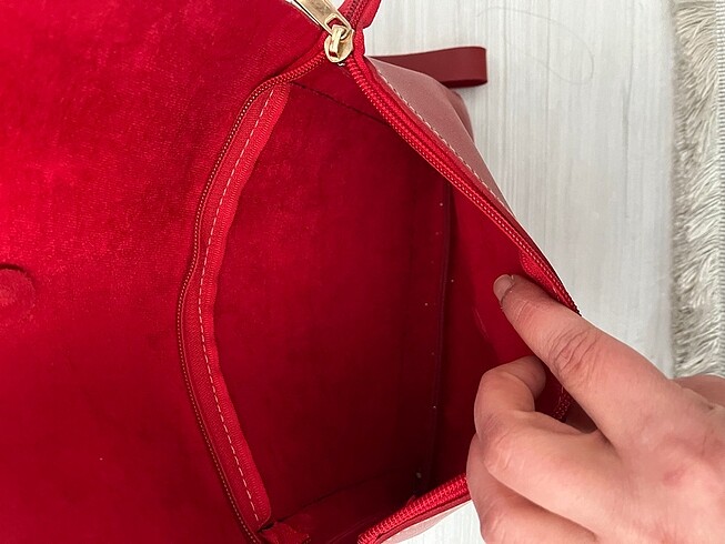 Kırmızı çanta - Görsel 3