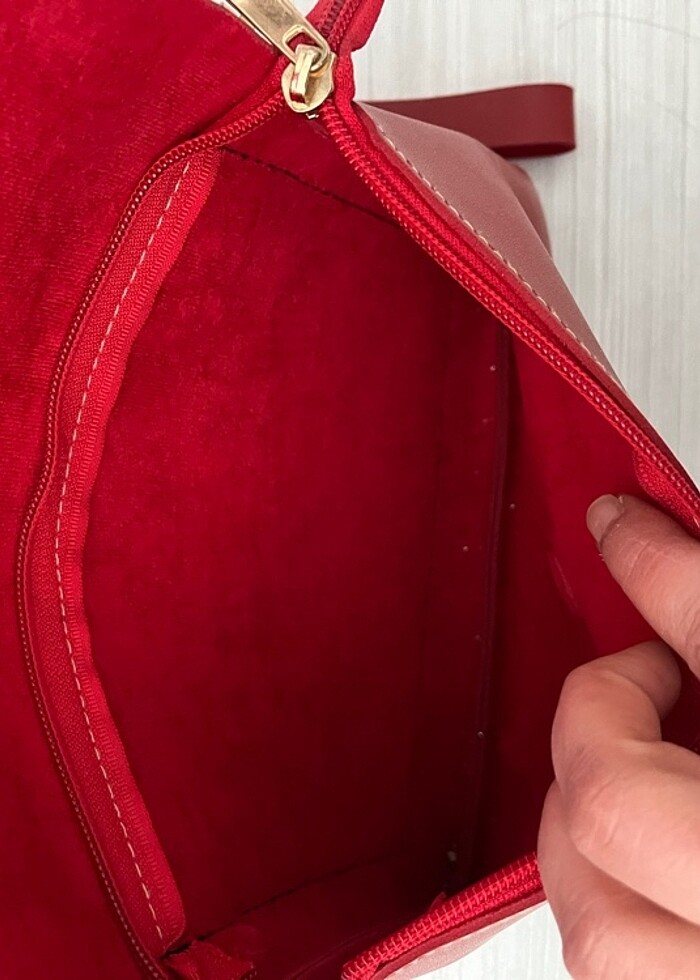 Kırmızı çanta - Görsel 3