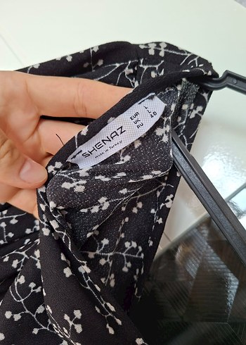 V Yaka Siyah Kısa Bağlamalı Bluz - Görsel 3